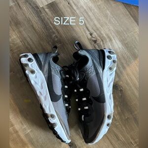 Size 5 Sunmer Nike Sneakers!